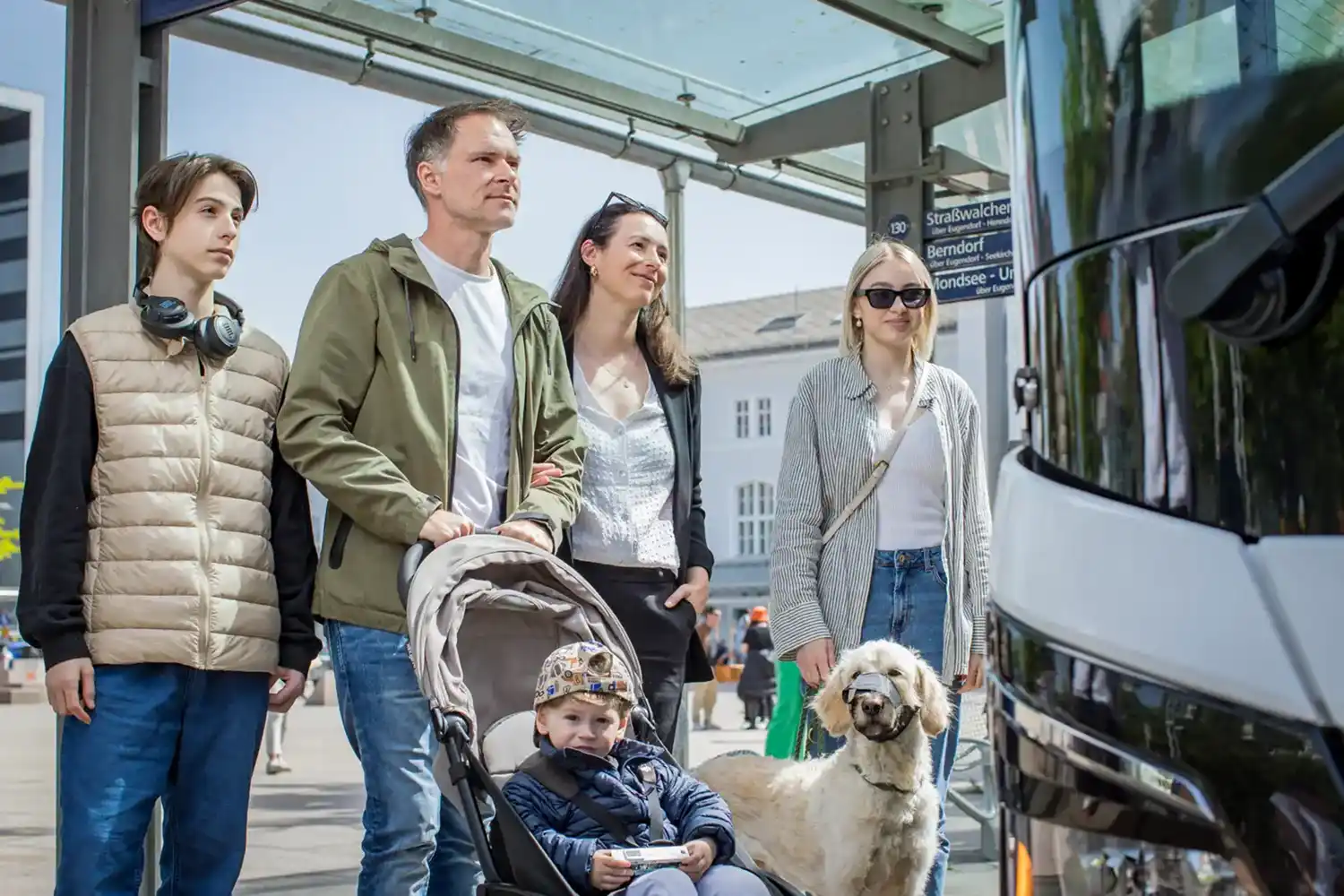 Eine Familie in Salzburg, die mit dem Bus verreist