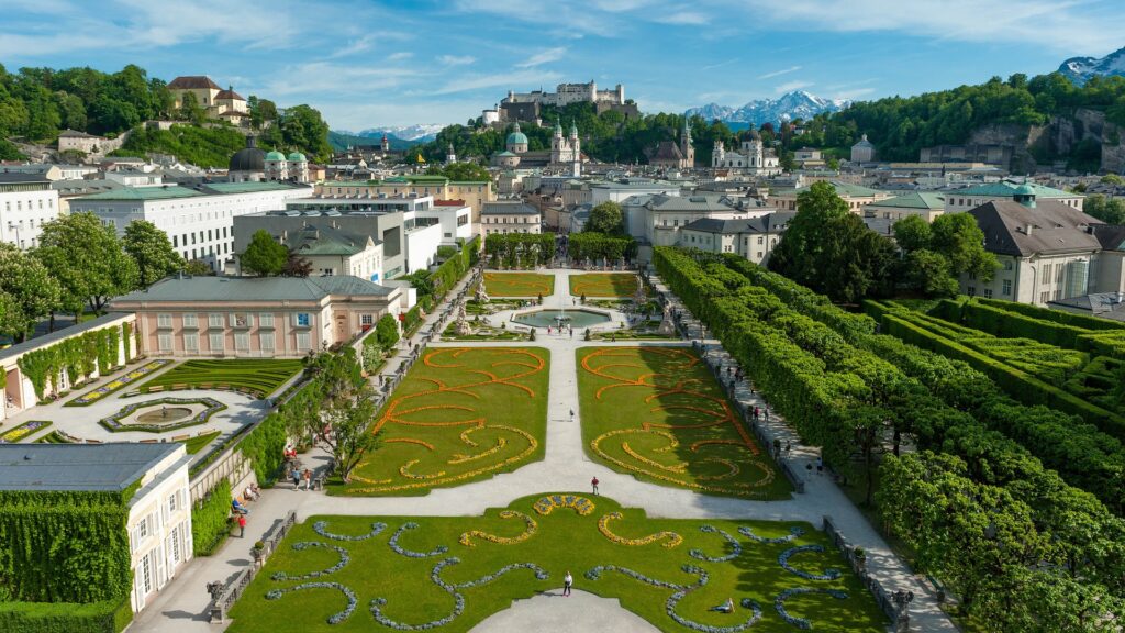 Blick über den Mirabellgarten auf die Salzburger Altstadt