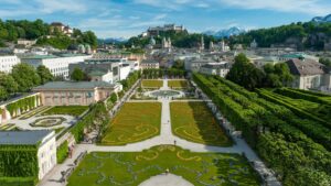Blick über den Mirabellgarten auf die Salzburger Altstadt