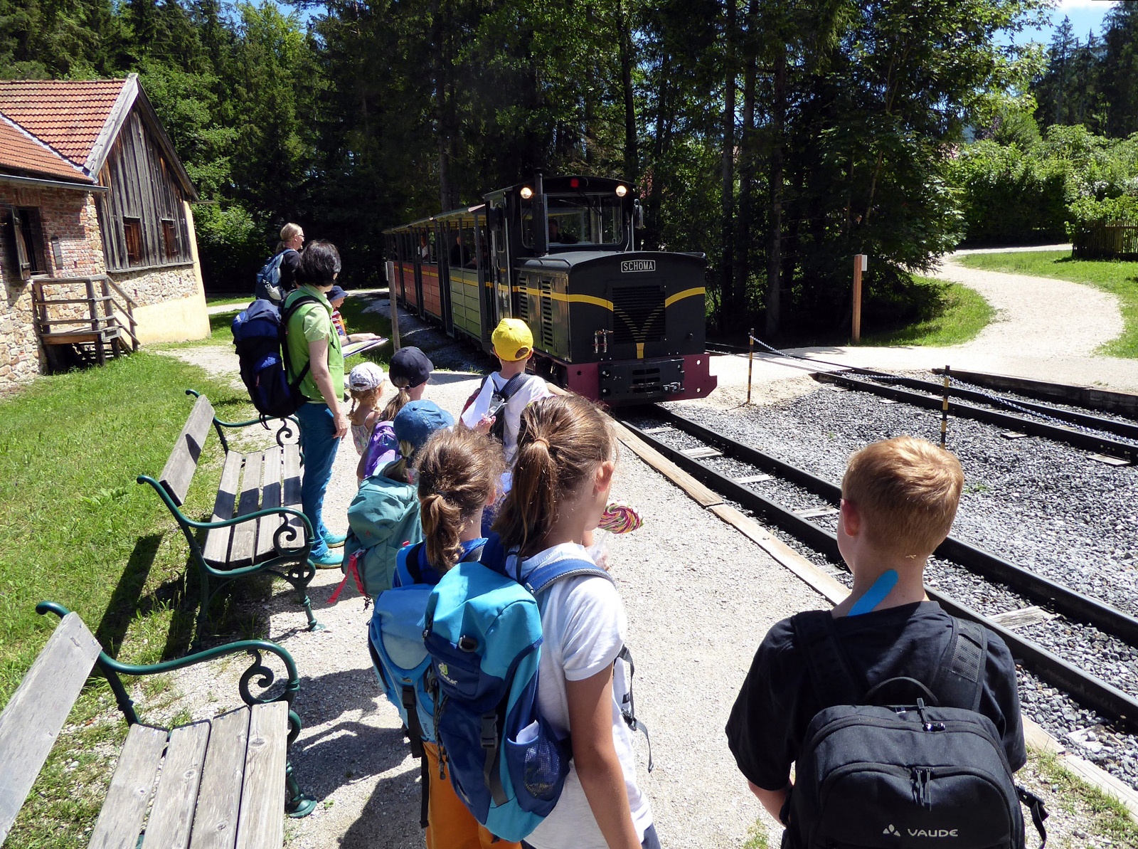 Eagerly awaited by the children: the train ride through the Großgmain open-air museum.