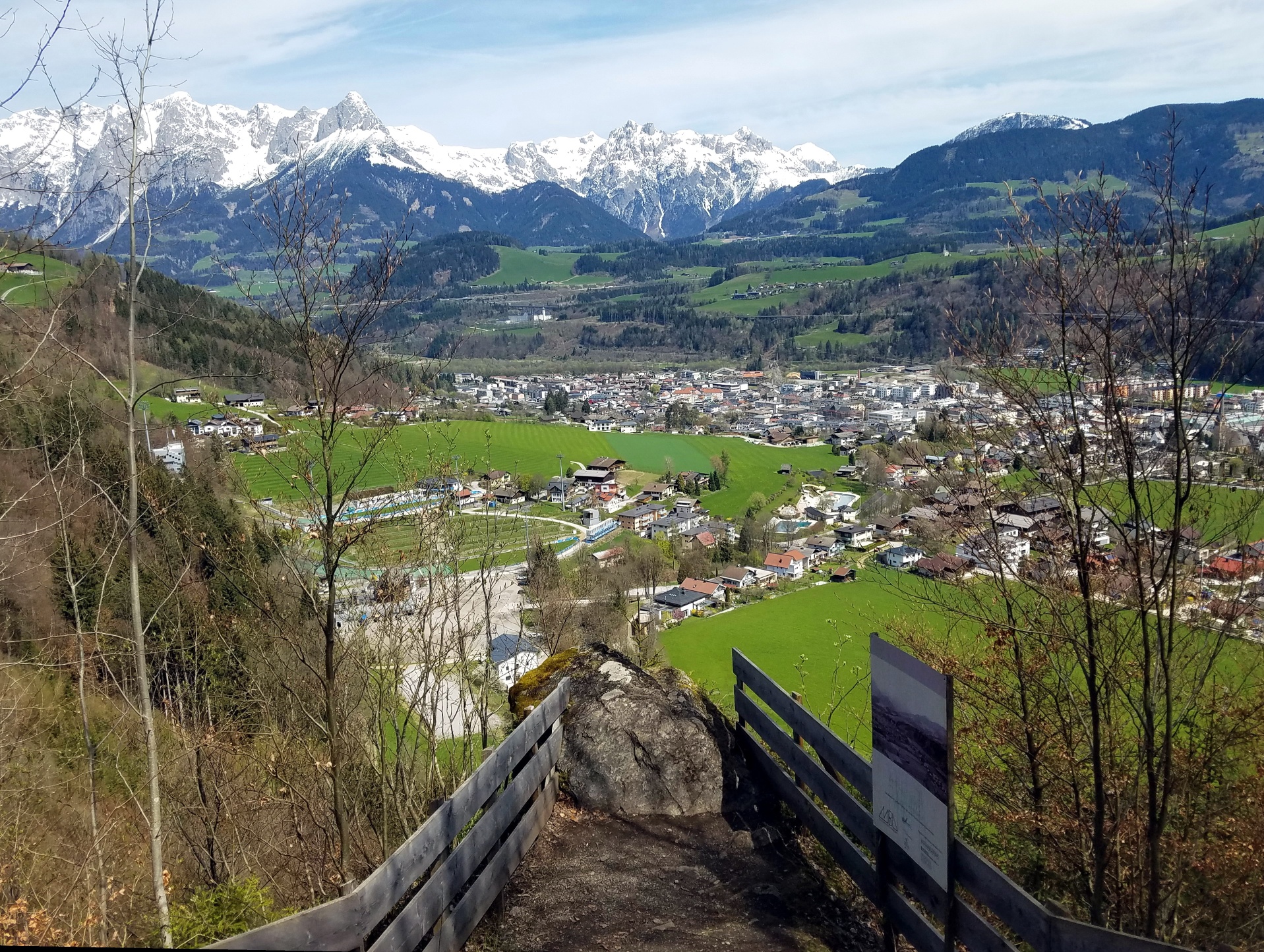From the castle ruins, there is a wide view of Bischofshofen and the Tennengebirge.