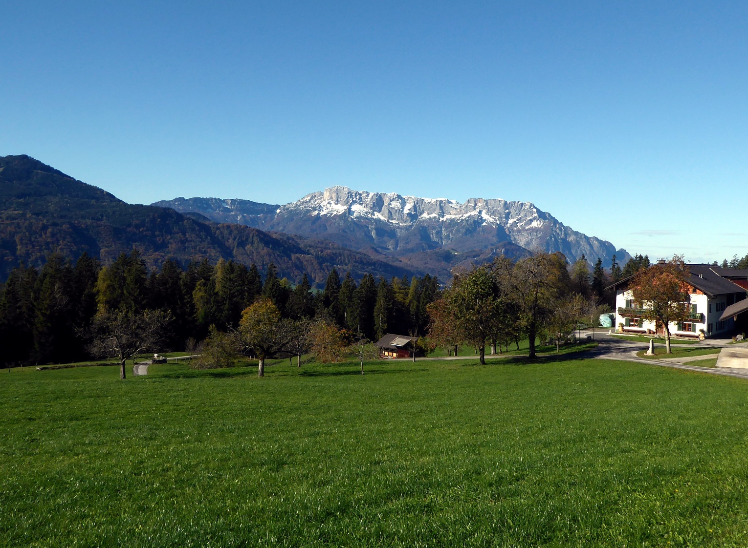 From the high plateau Oberlangenberg, the Untersberg presents itself in its impressive size.