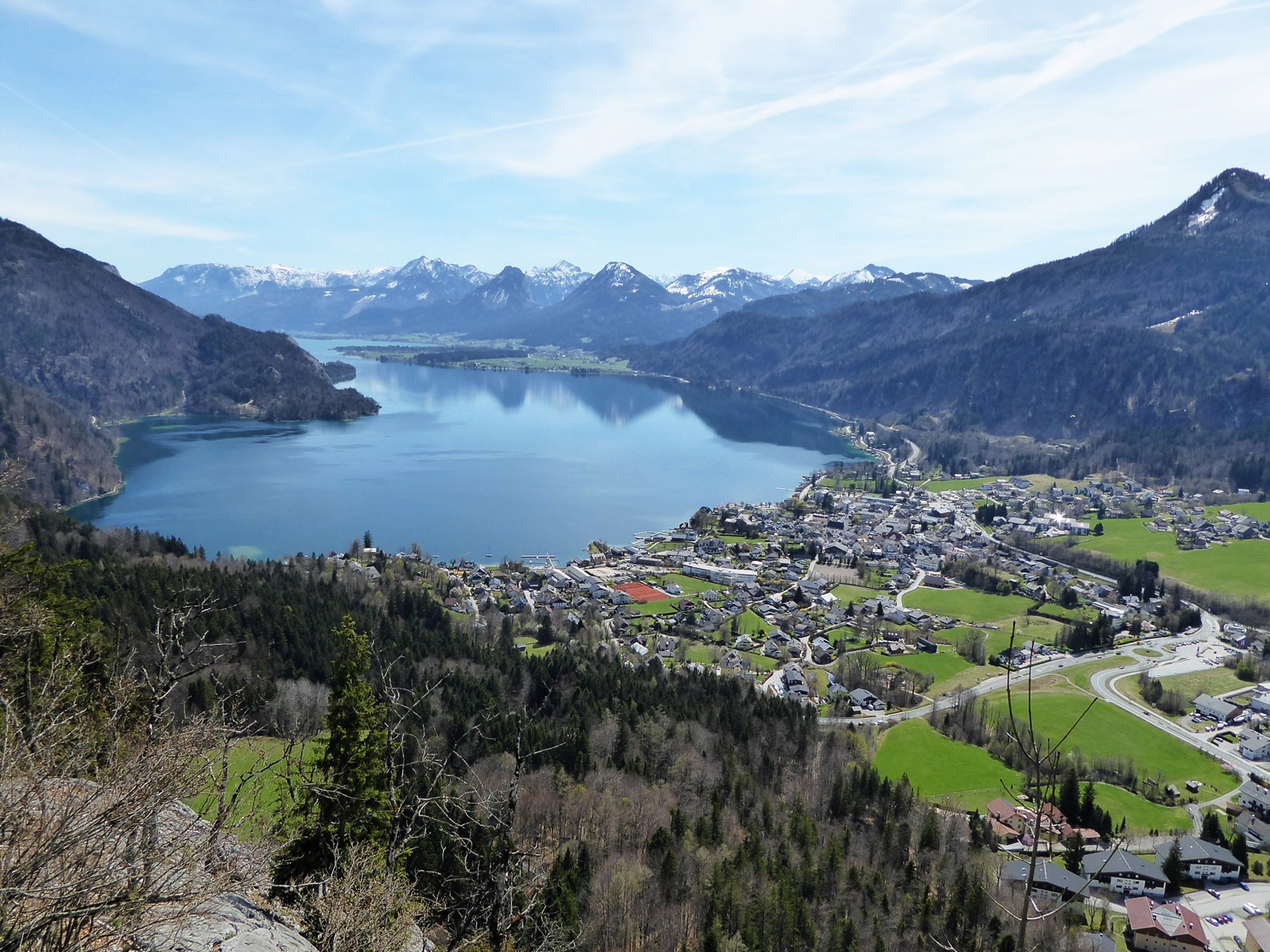 From the highest point Plombergstein, the view opens up to St. Gilgen and Lake Wolfgang.