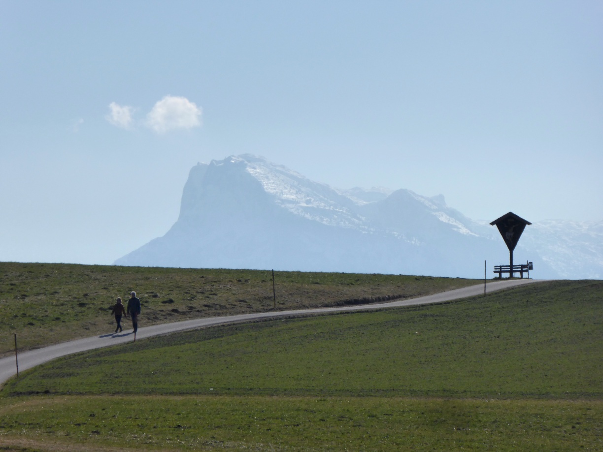 Shortly after Eugendorf, the Way of St. James opens up a beautiful view of the Untersberg.
