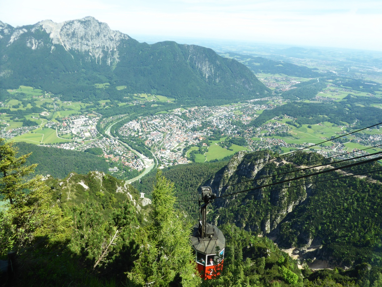 The descent to Bad Reichenhall in the historic Predigtstuhlbahn from 1928 is a fantastic experience.