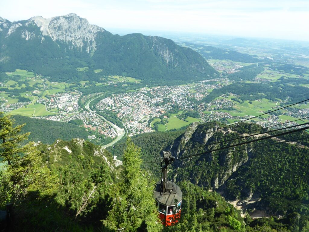 The descent to Bad Reichenhall in the historic Predigtstuhlbahn from 1928 is a fantastic experience.
