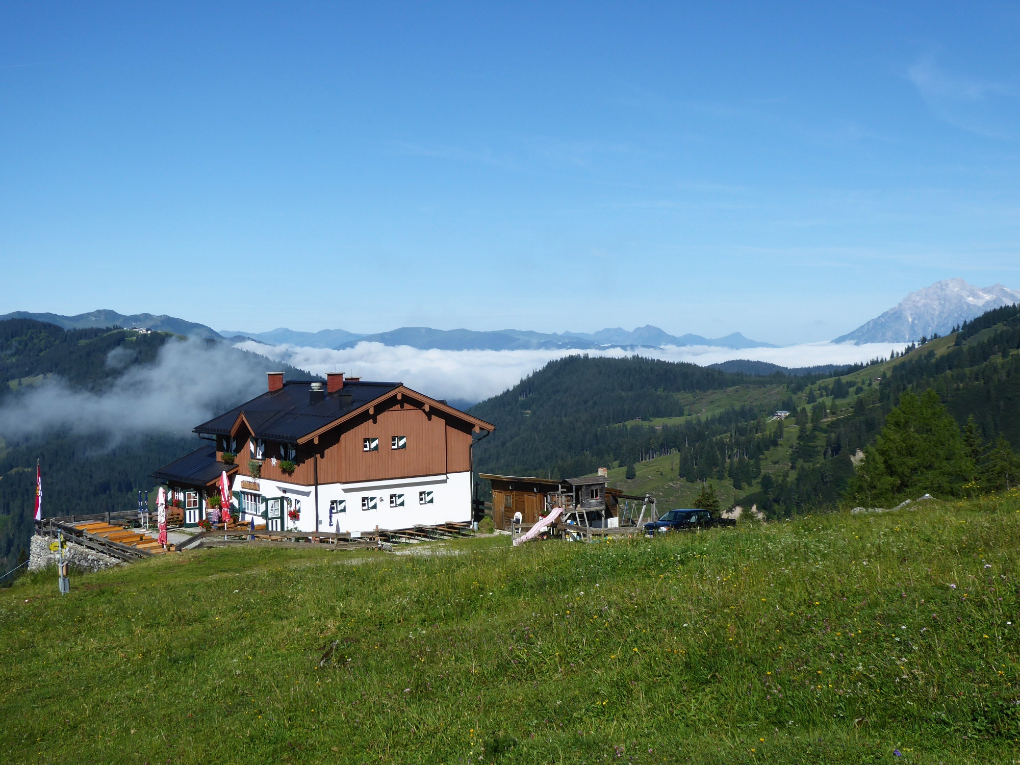 The Erichhütte with the sea of fog over the Saalfelden basin.