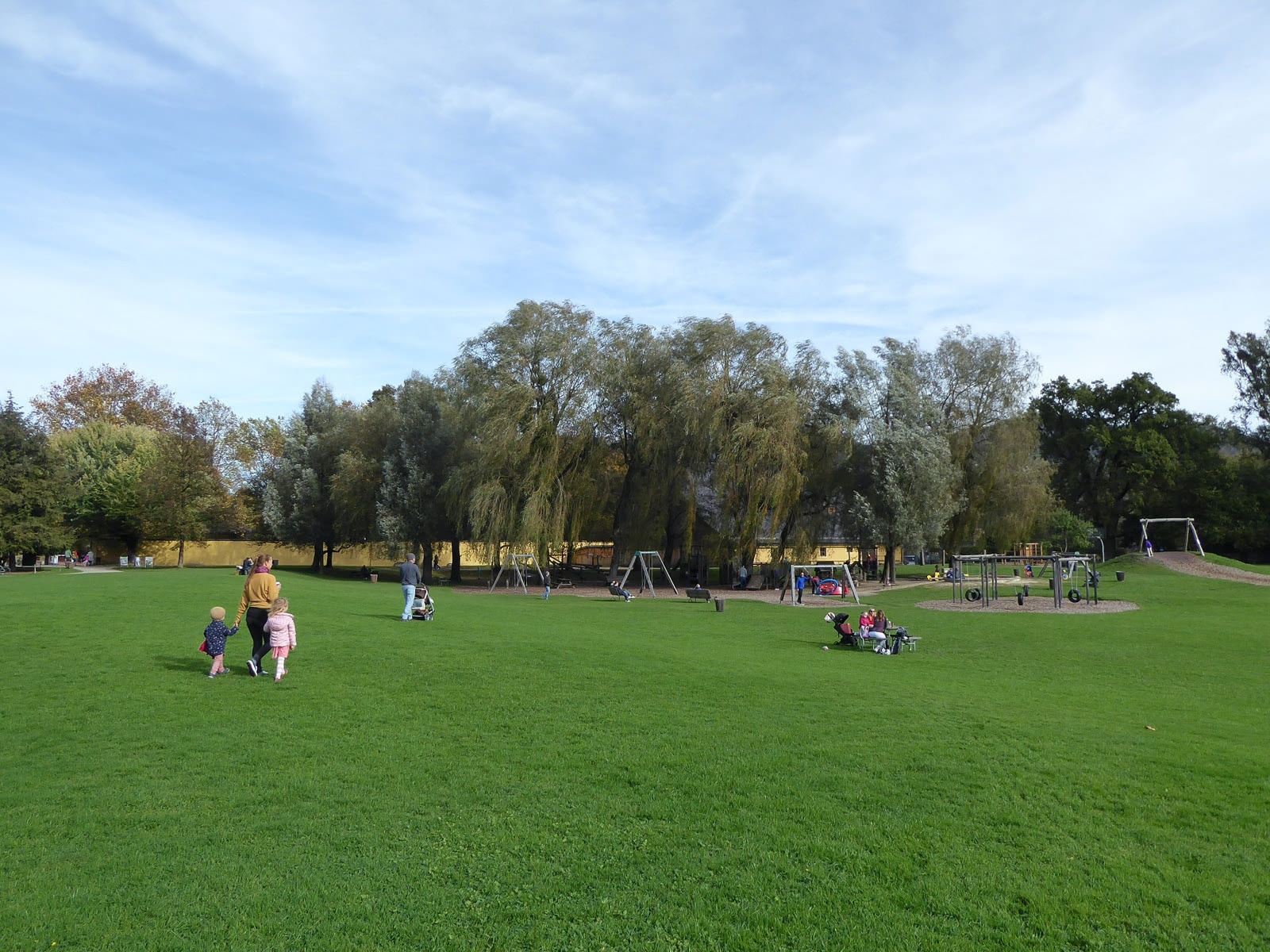 The large meadow in the castle park offers space for many activities.