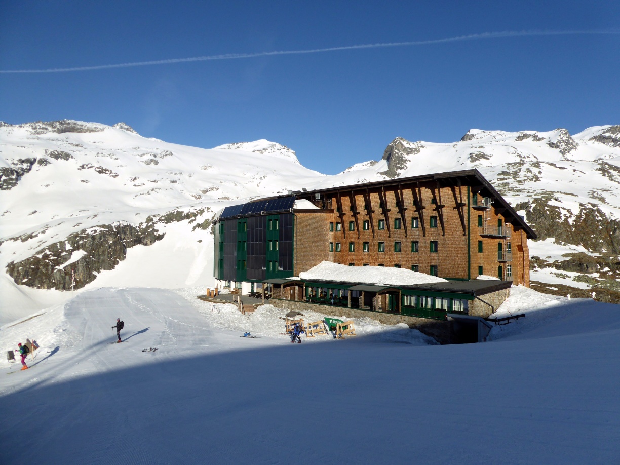 The mountain hotel Rudolfshütte amid the Weißsee Glacier world. From the slope to the Sonnblick (center of the image), a skiing experience with plenty of space opens up.