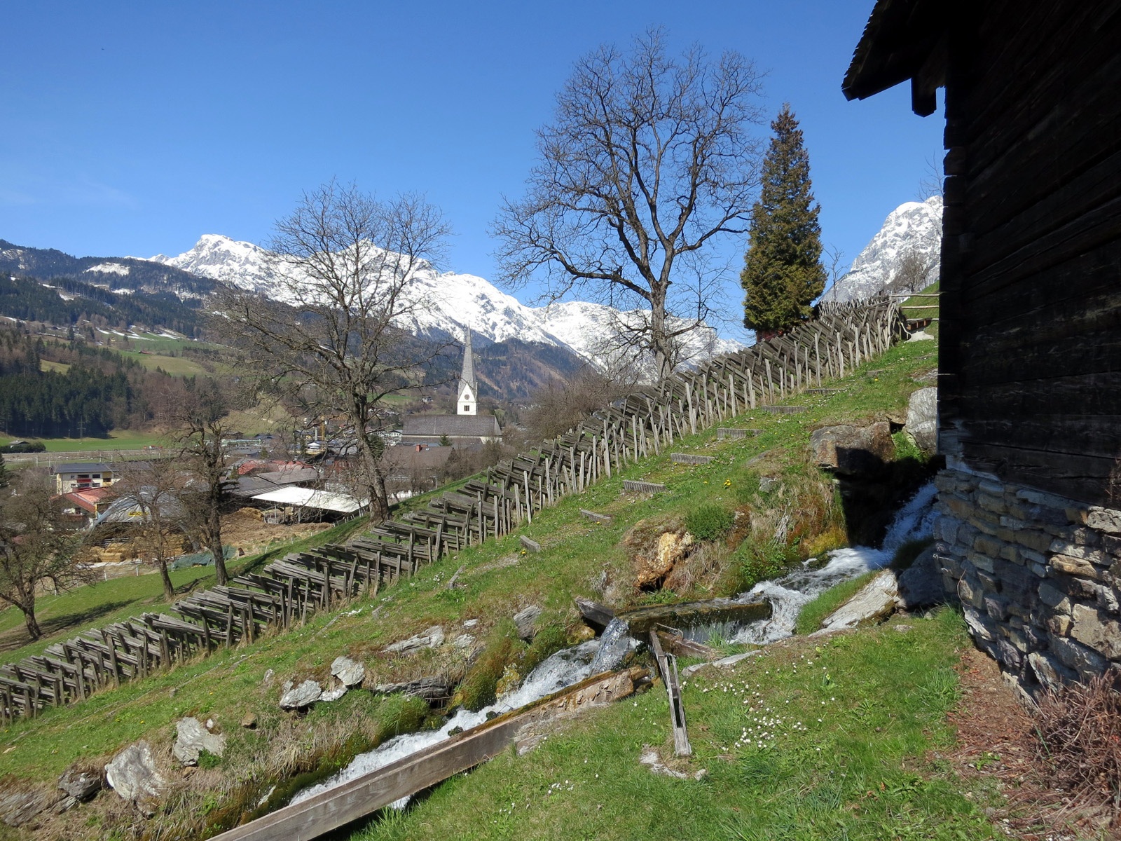 The route passes by the church of Pfarrwerfen and leads into the open-air museum 7-Mühlen.