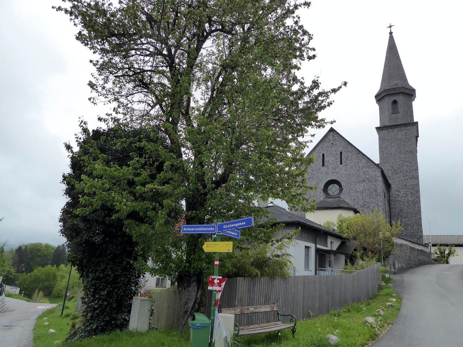 The route to Rauchhaus Mühlgrub passes by the parish church in Hof.