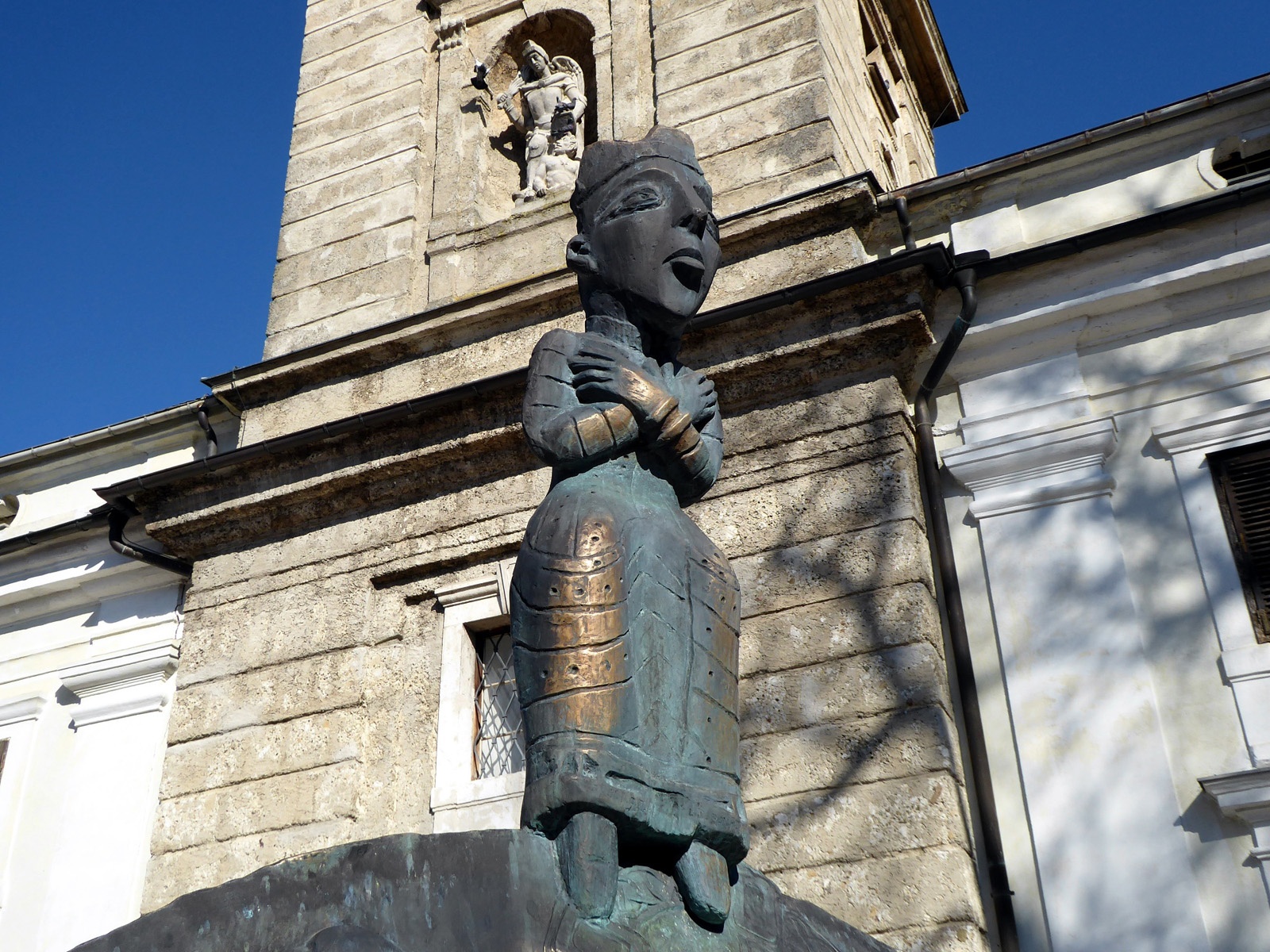 The Tassilo Monument by Lotte Ranft in front of the Collegiate Church of Mattsee commemorates the monastery founder.