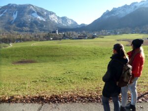 The view over Kirchholz towards Großgmain with the Untersberg (left) and the Lattengebirge (right) in the background.