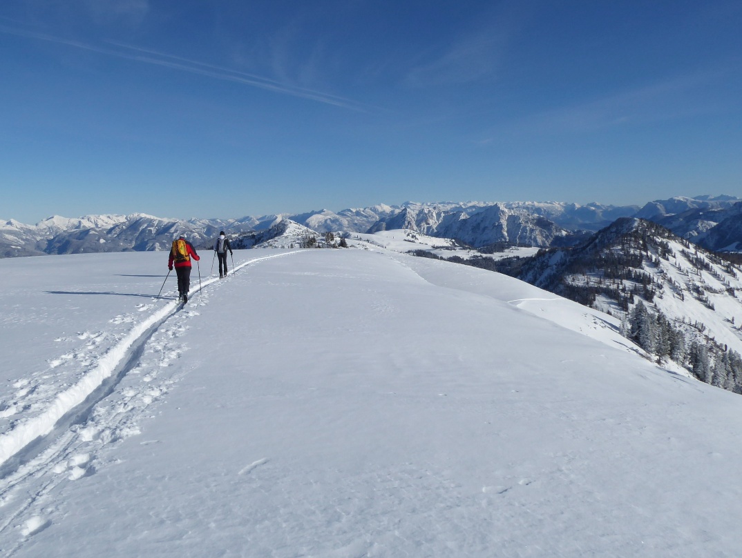 Under suitable conditions, a rewarding challenge: the 1.5 km long route from Hohen Zinken to Osterhorn.