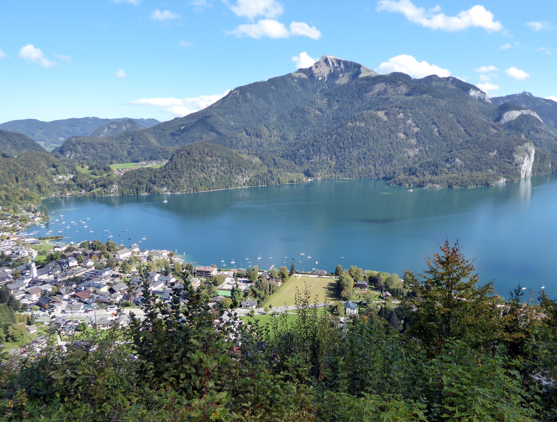 Beautiful views of St. Gilgen on Wolfgangsee open up again and again.