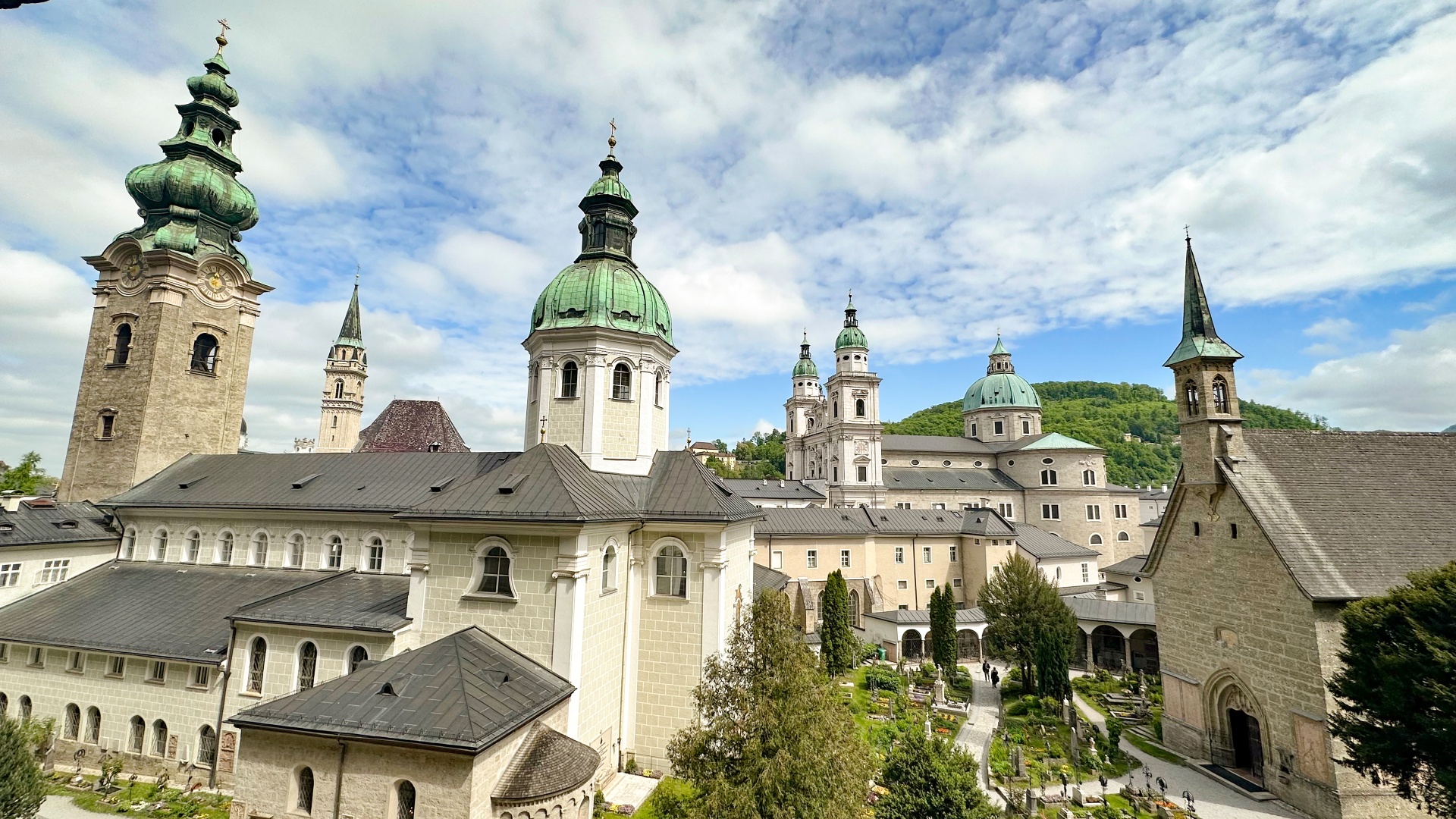 Blick auf die Erzabtei St. Peter und den Friedhof