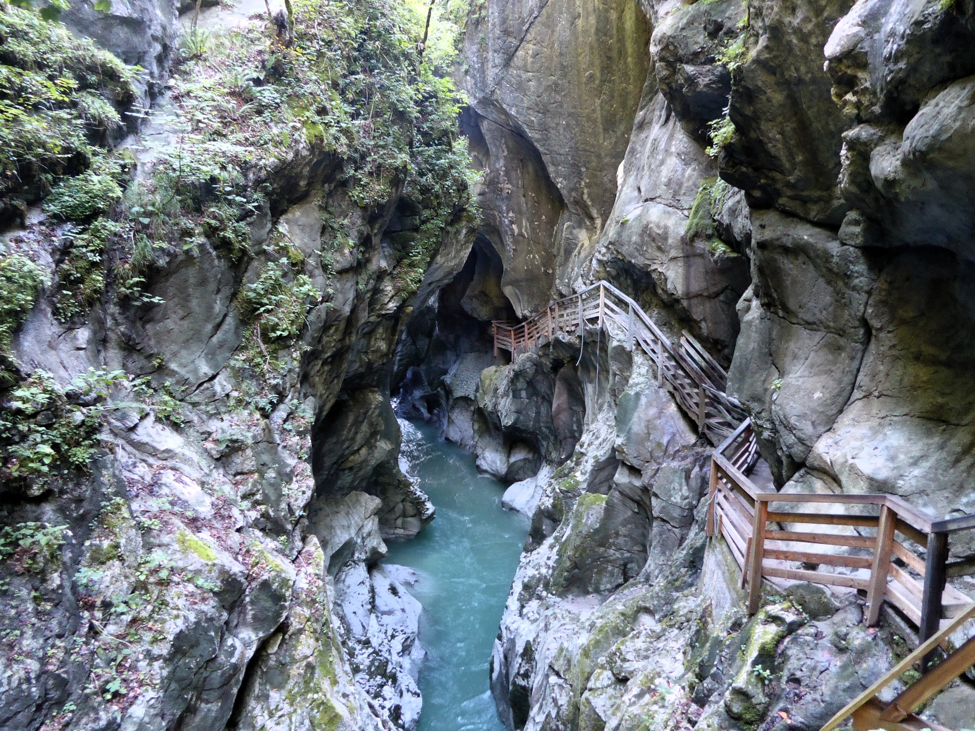 Der Abstieg in die sogenannte "Dunkle Klamm" am Beginn der Lammeröfen.