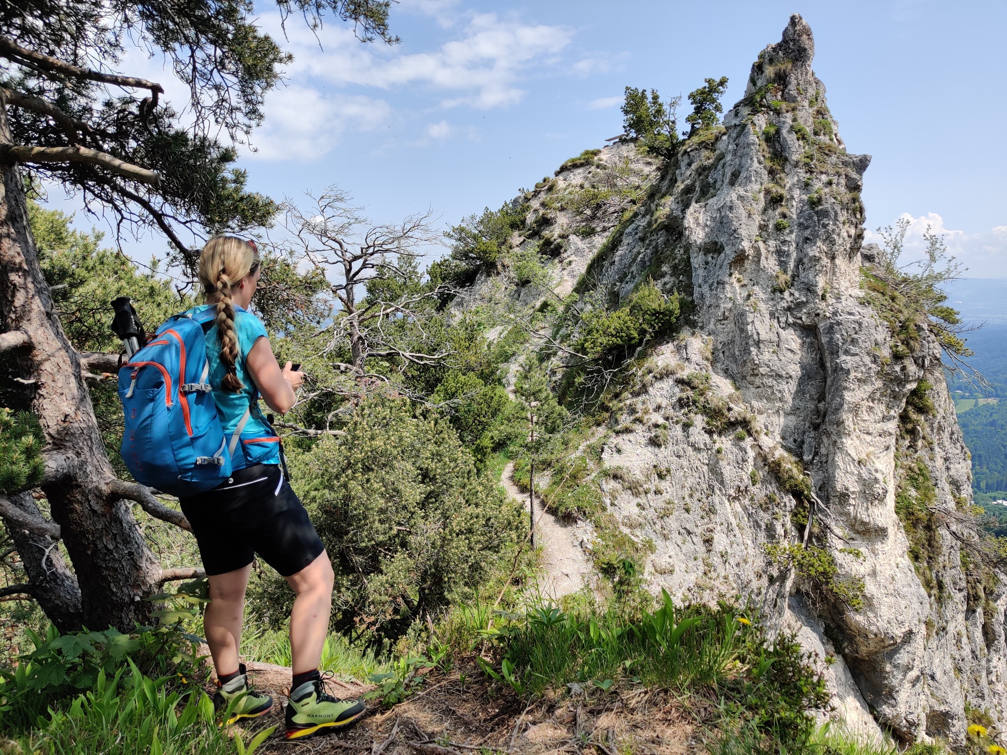 Hiker in front of the rocky peak of Lattenbergstoa.