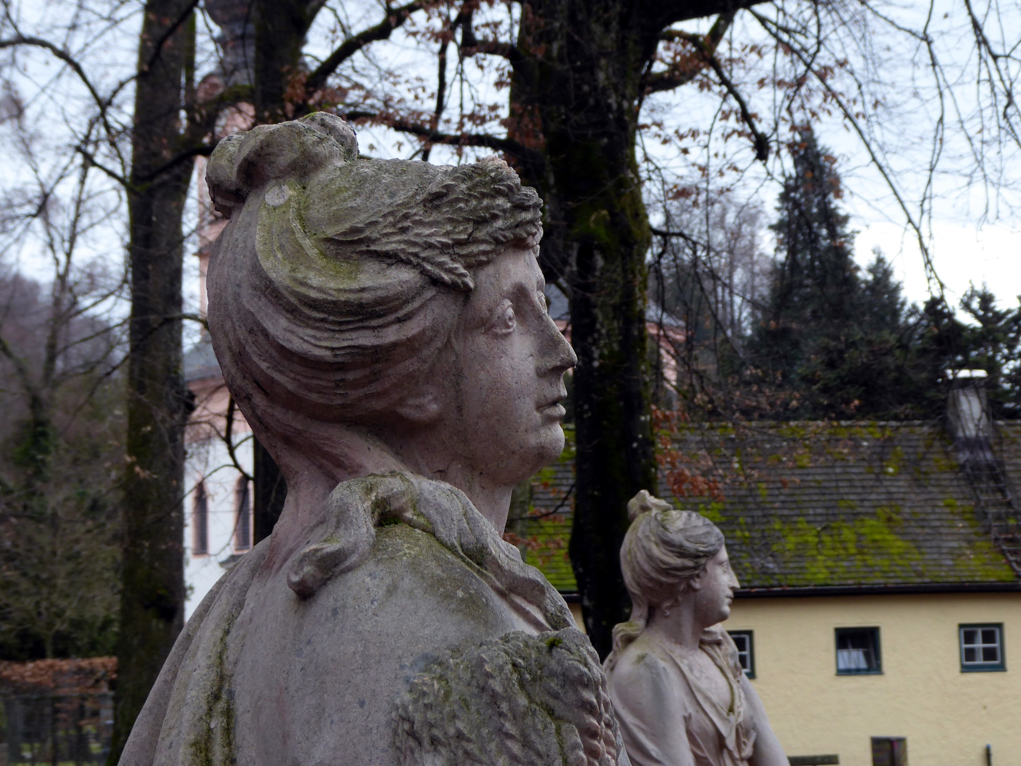 The Graces in Minnesheimpark symbolize the four seasons. In the foreground is summer.