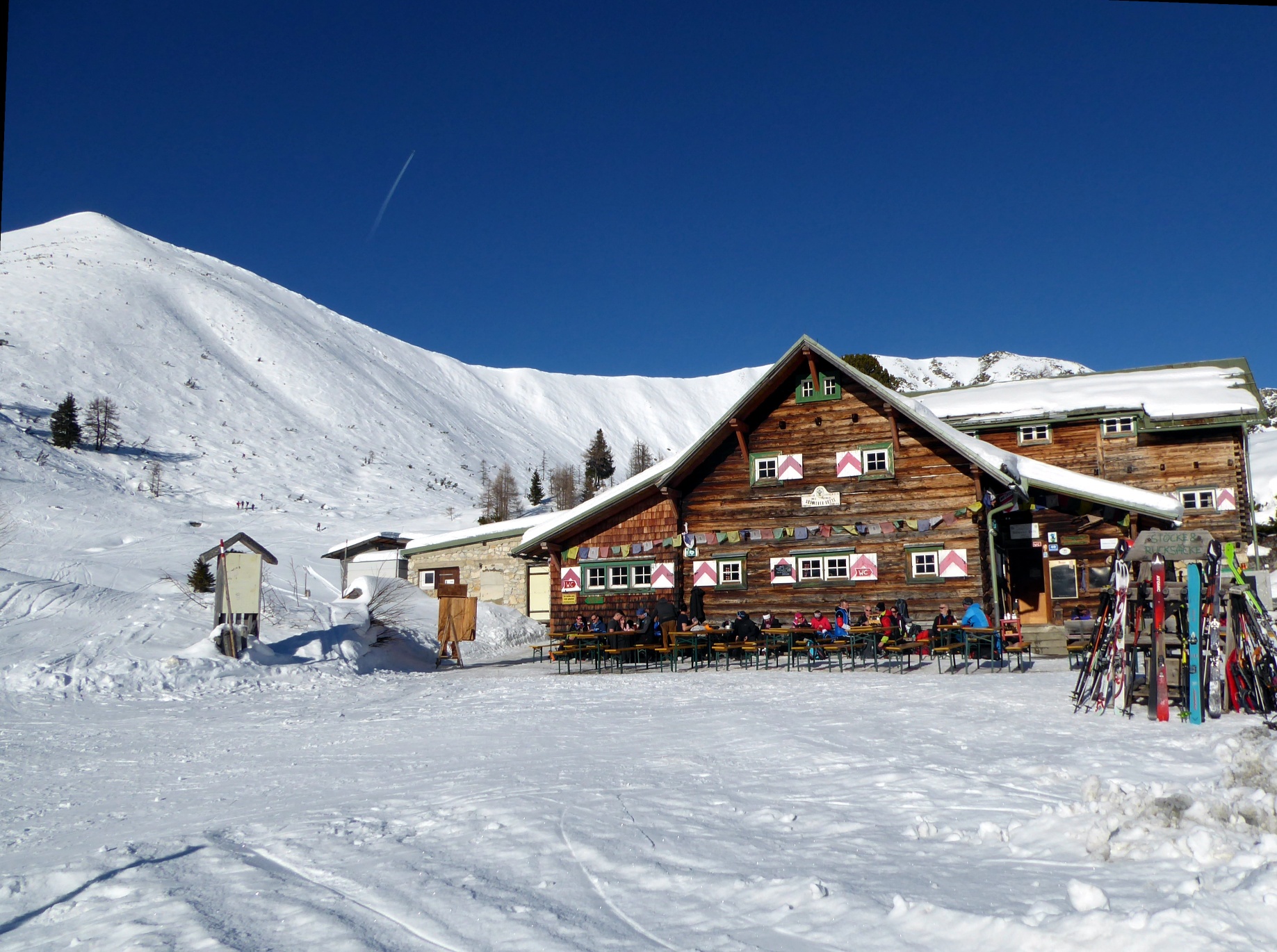The managed Südwiener Hut (1802 m) with its local mountain Spirzinger (2066 m) in the background.
