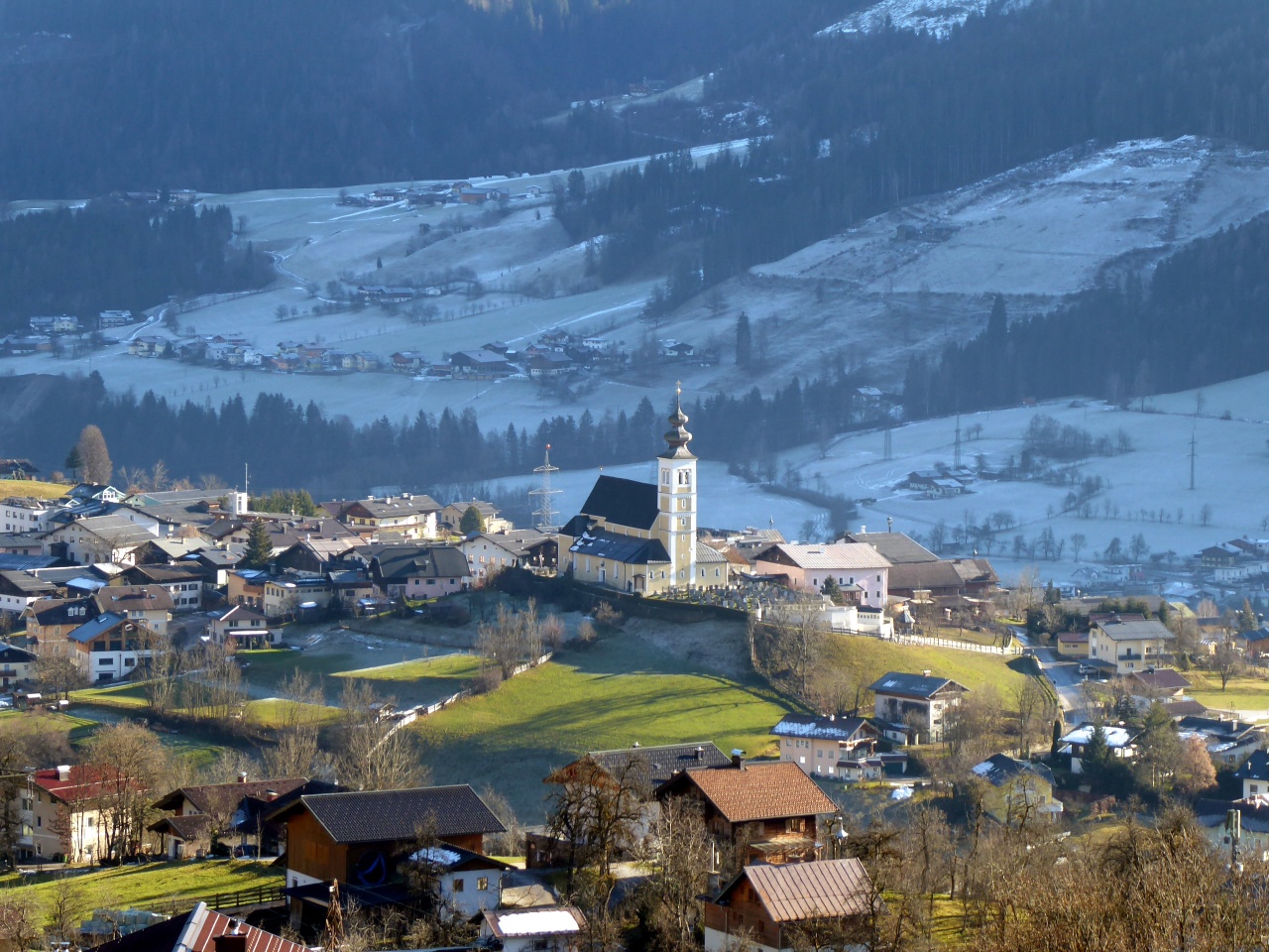 The sunny high-altitude route ends in St. Veit.