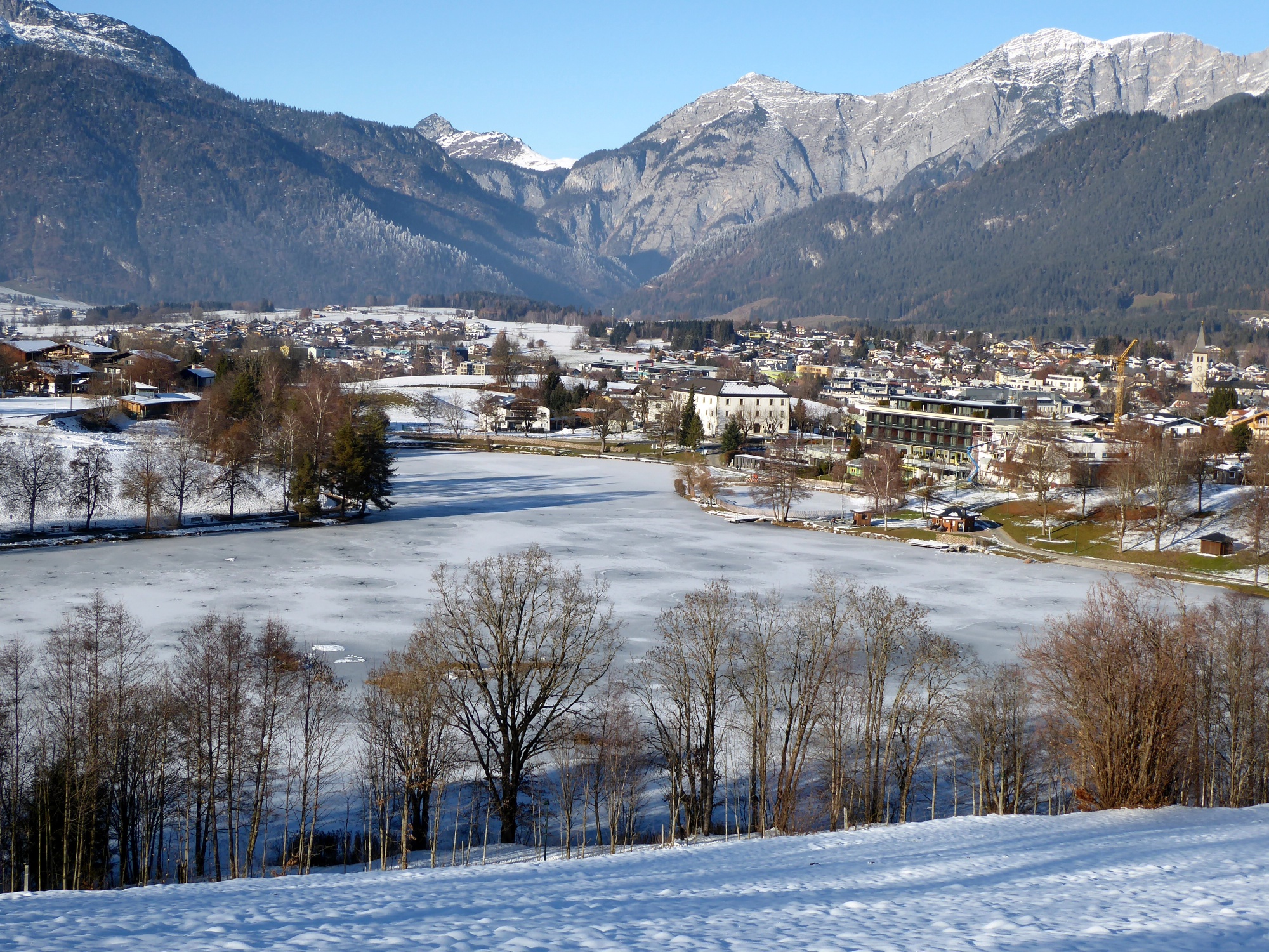 The wintery enchanted Ritzensee in front of the Stone Sea.