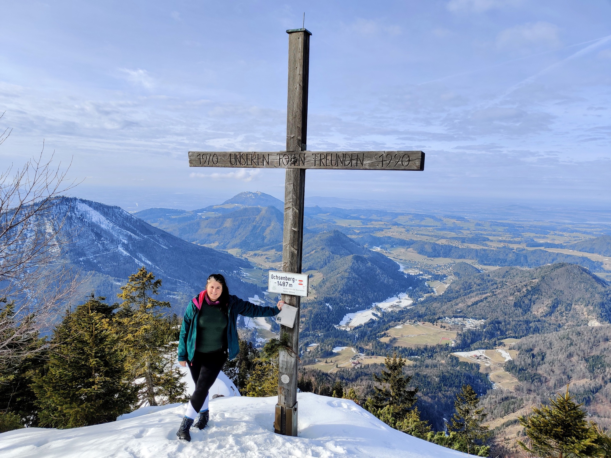 Zwischen Frühling und Winterresten am Gipfel des Ochsenbergs.